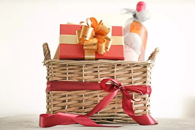 Prezent w koszu z wikliny - Cudowny Świat Wikliny