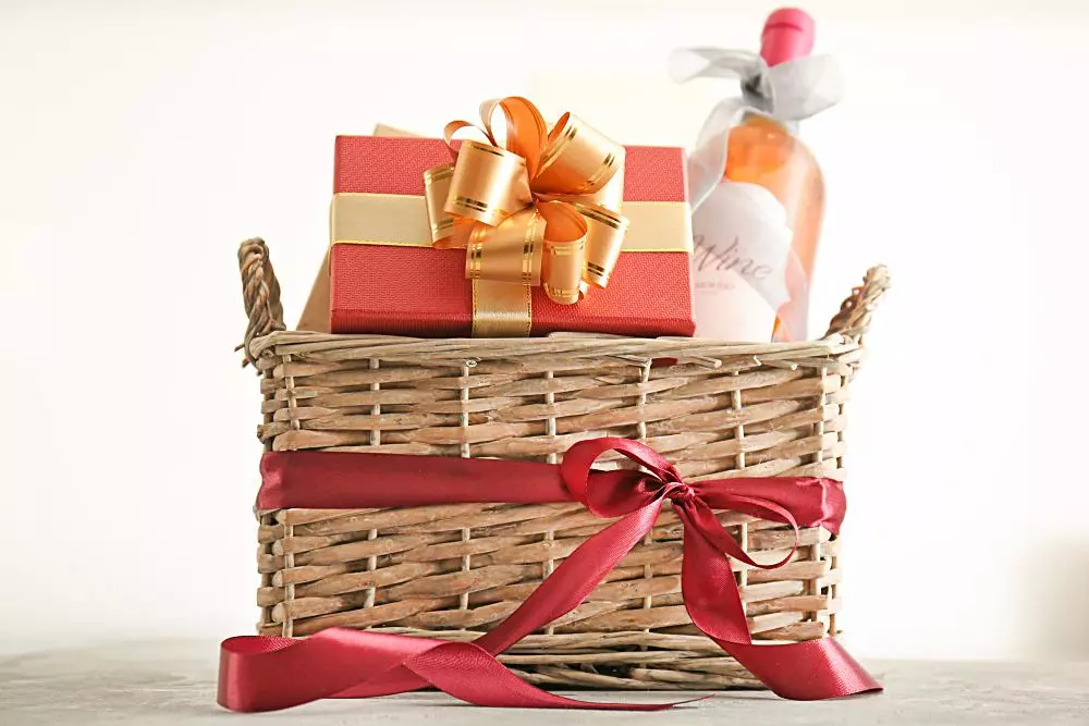 Prezent w koszu z wikliny - Cudowny Świat Wikliny