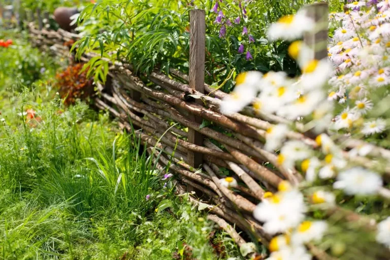 Płotki wiklinowe w ogrodach – naturalne rozwiązania