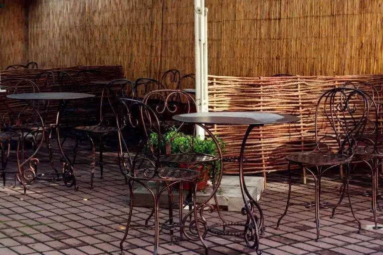 Tworzenie kameralnej atmosfery – Wiklinowe ramy w ogródku kawiarnianym i bistro