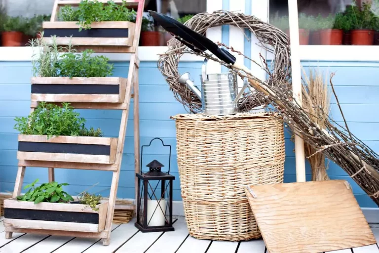 Wiklinowe inspiracje na nietypowe aranżacje balkonu